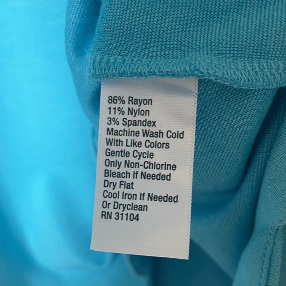 Crown & Ivy Vibrant Blue Scalloped Hem Tank Top Size Medium - Picture 4 of 8